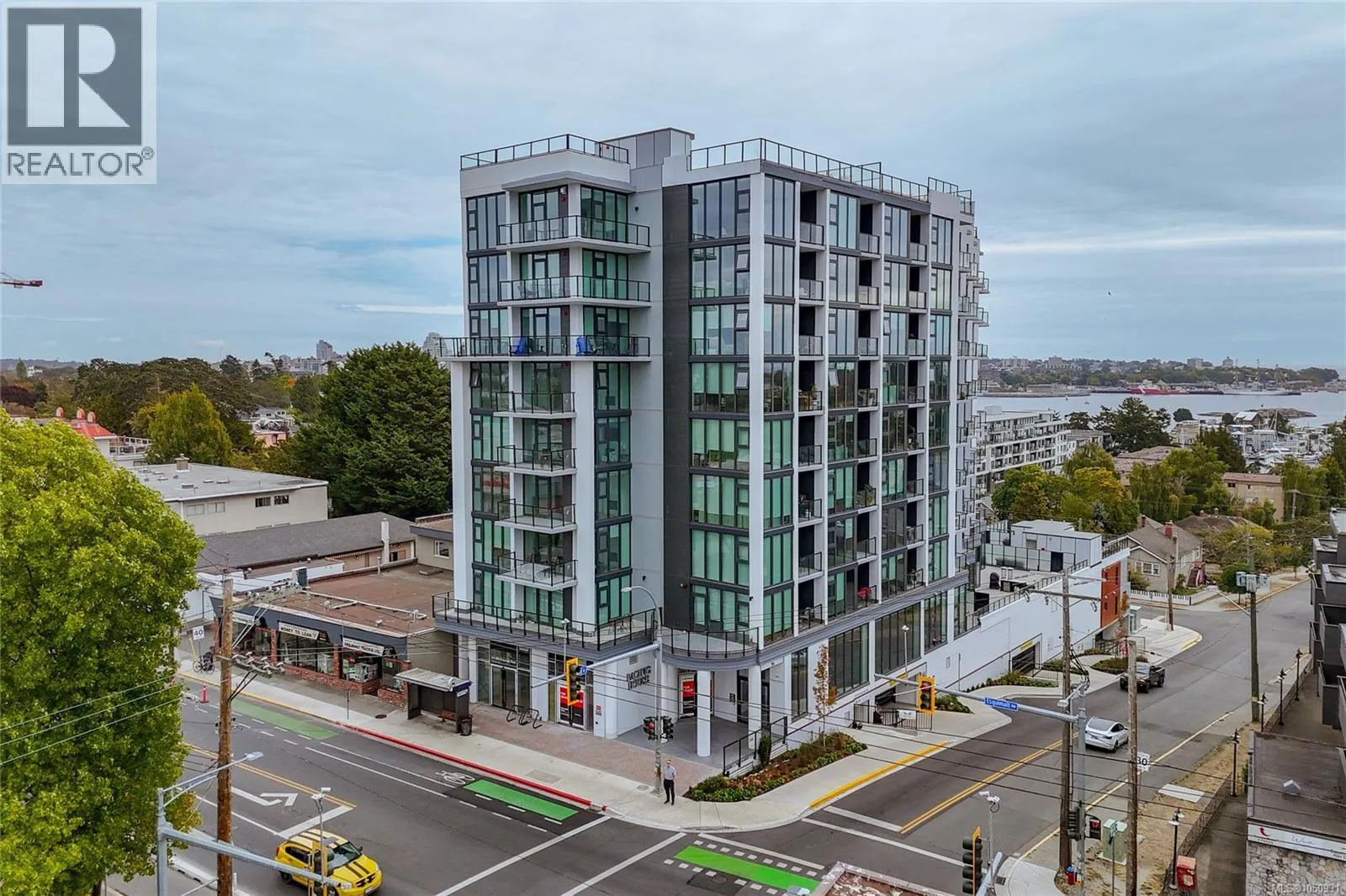 807 899 Esquimalt Rd