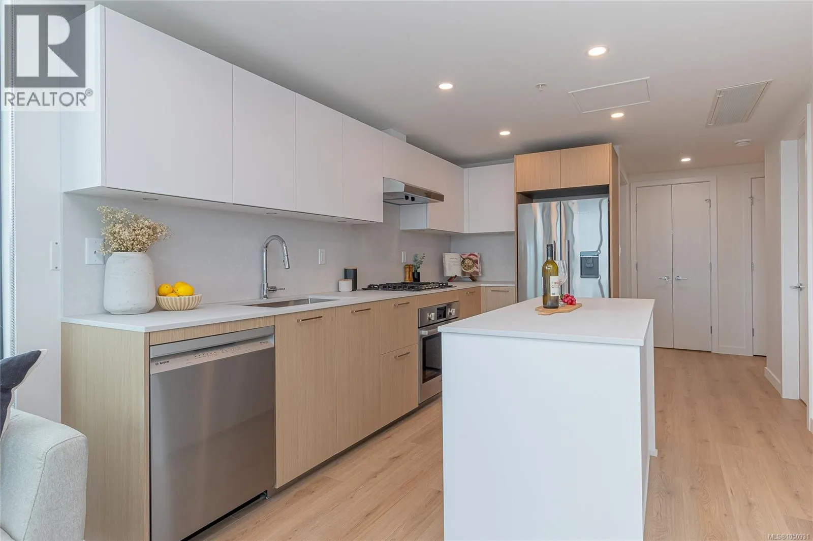 807 899 Esquimalt Rd