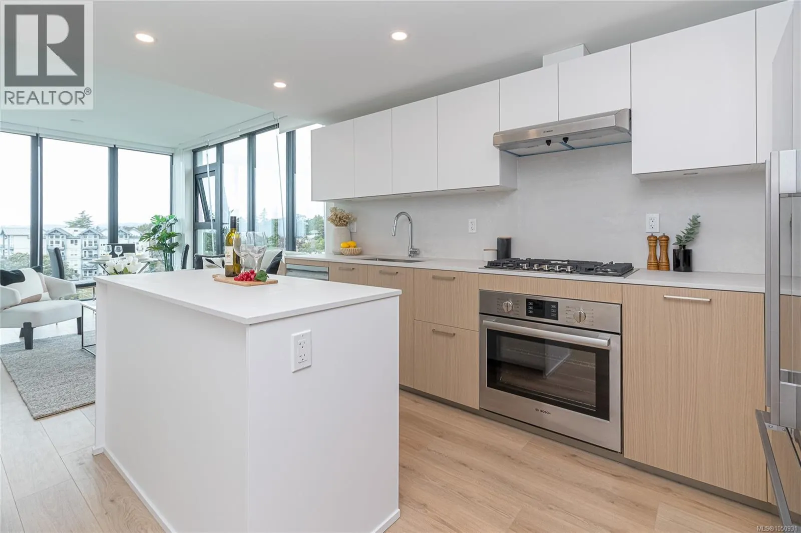 807 899 Esquimalt Rd
