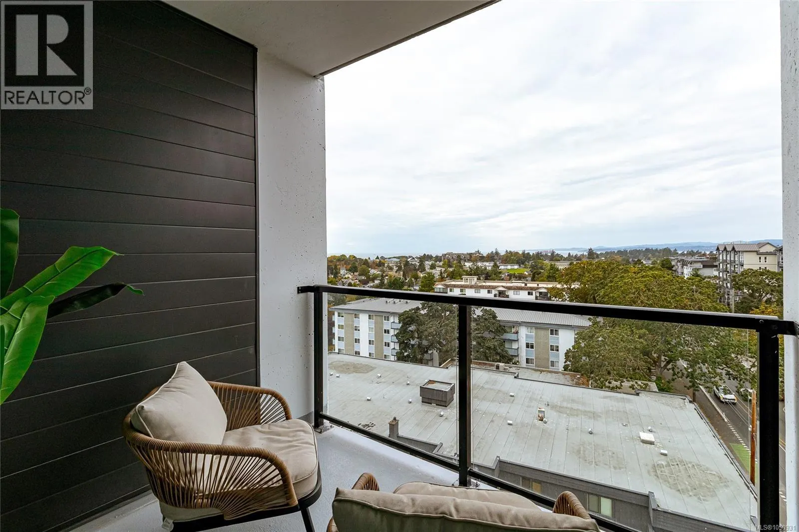 807 899 Esquimalt Rd