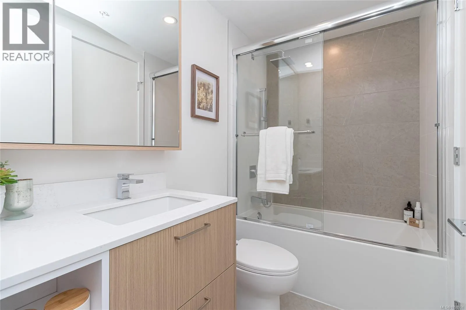 807 899 Esquimalt Rd
