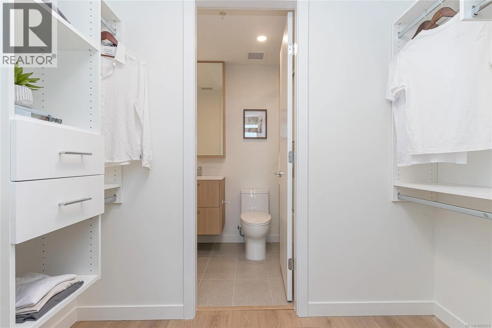 807 899 Esquimalt Rd