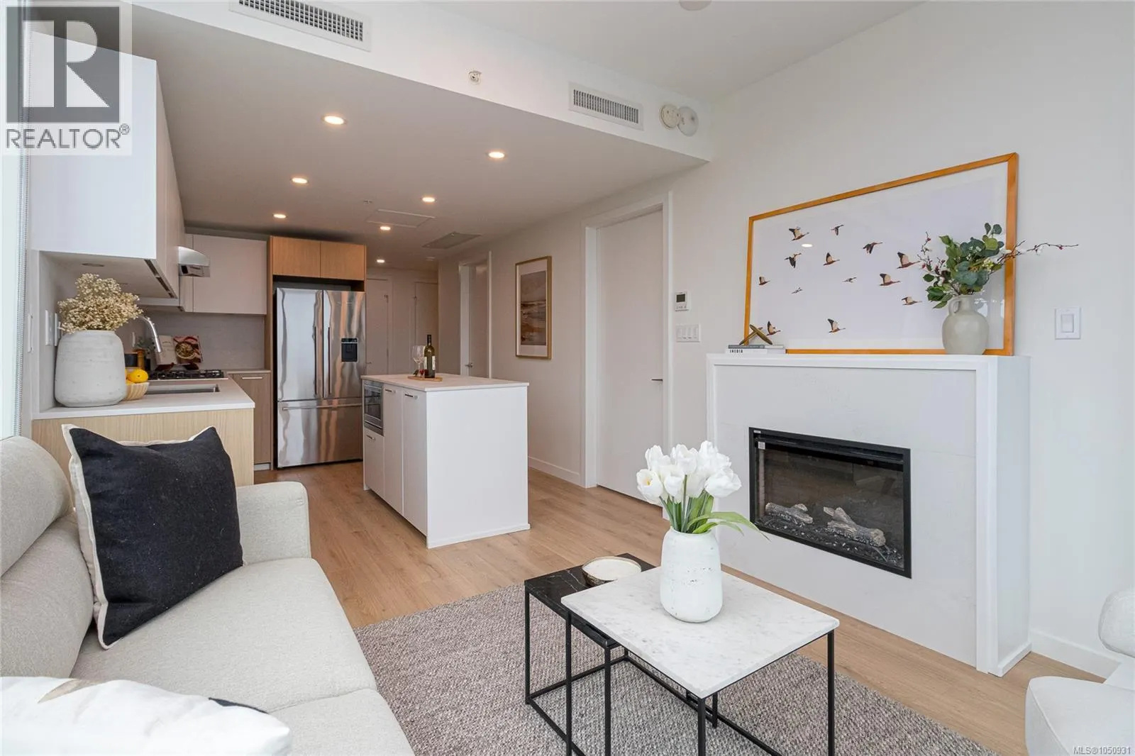 807 899 Esquimalt Rd