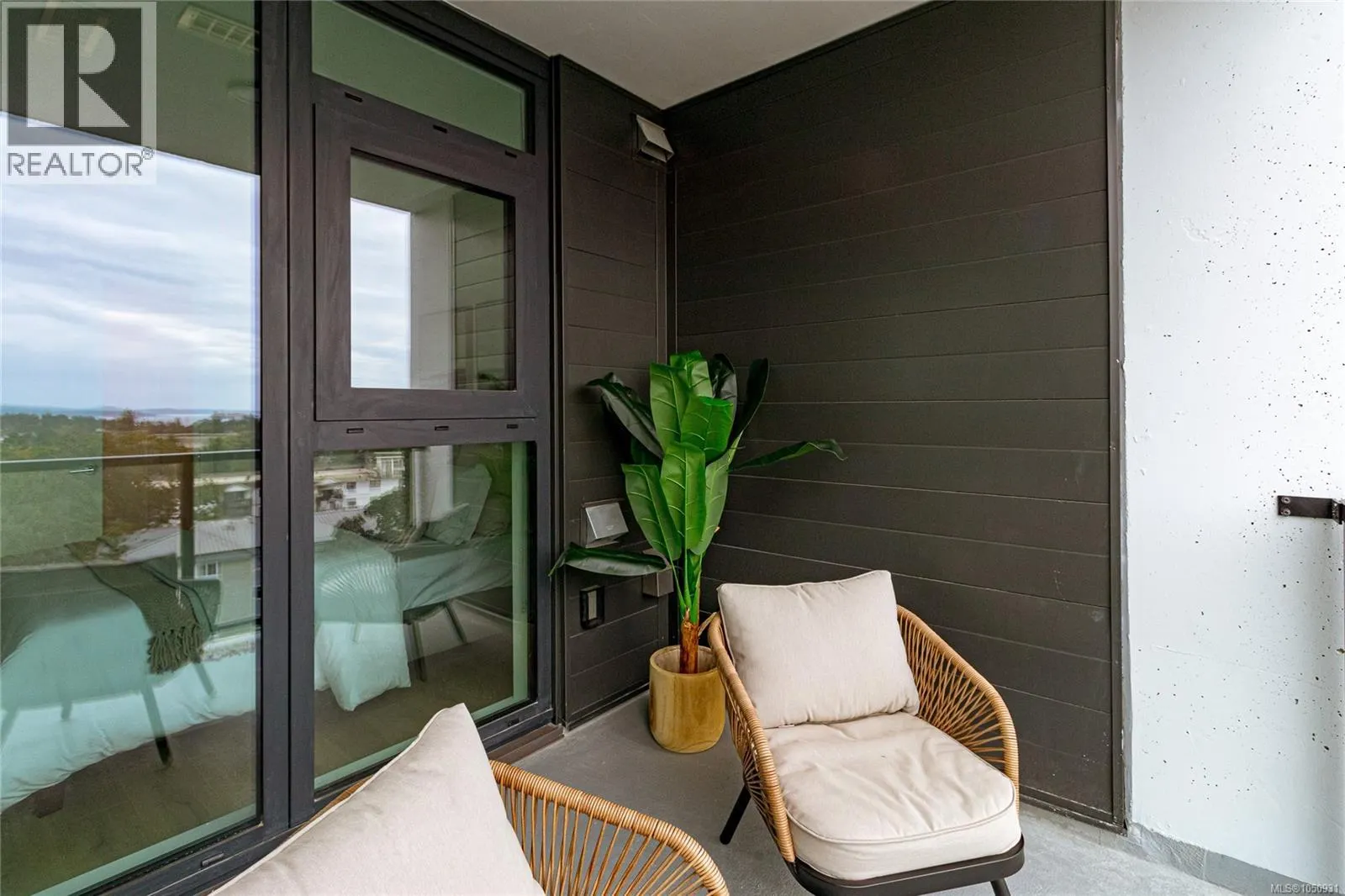 807 899 Esquimalt Rd