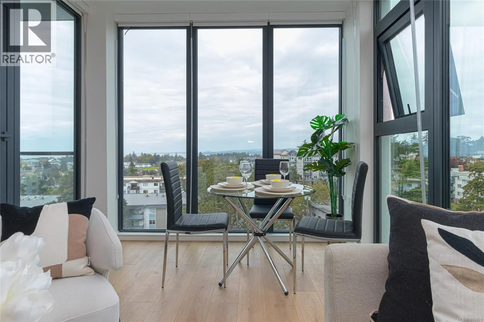 807 899 Esquimalt Rd