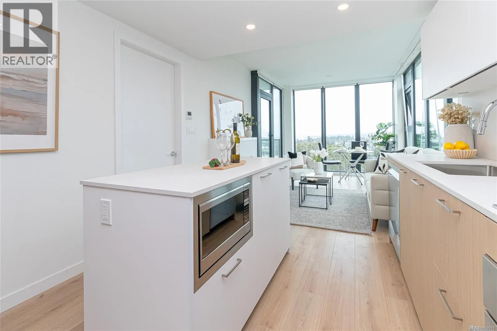807 899 Esquimalt Rd