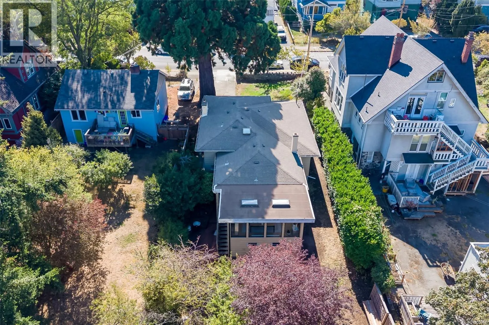 1556 Gladstone Ave