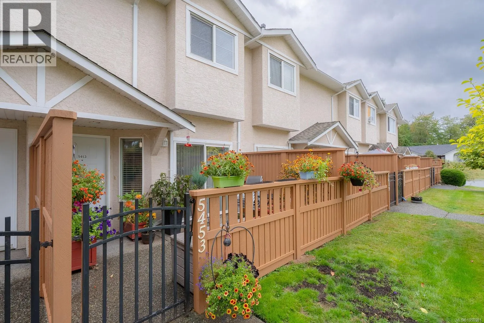 5453 Woodland Cres W