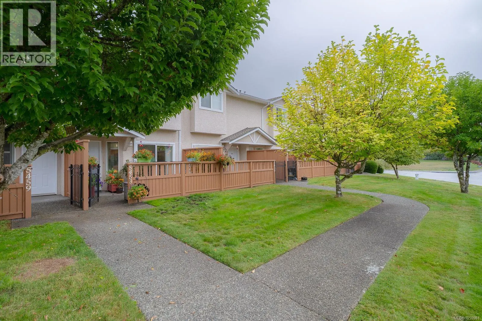 5453 Woodland Cres W