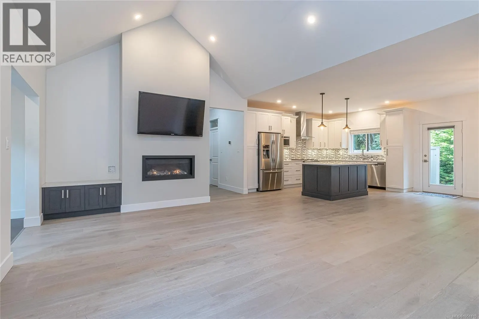 3800 Creekside Dr