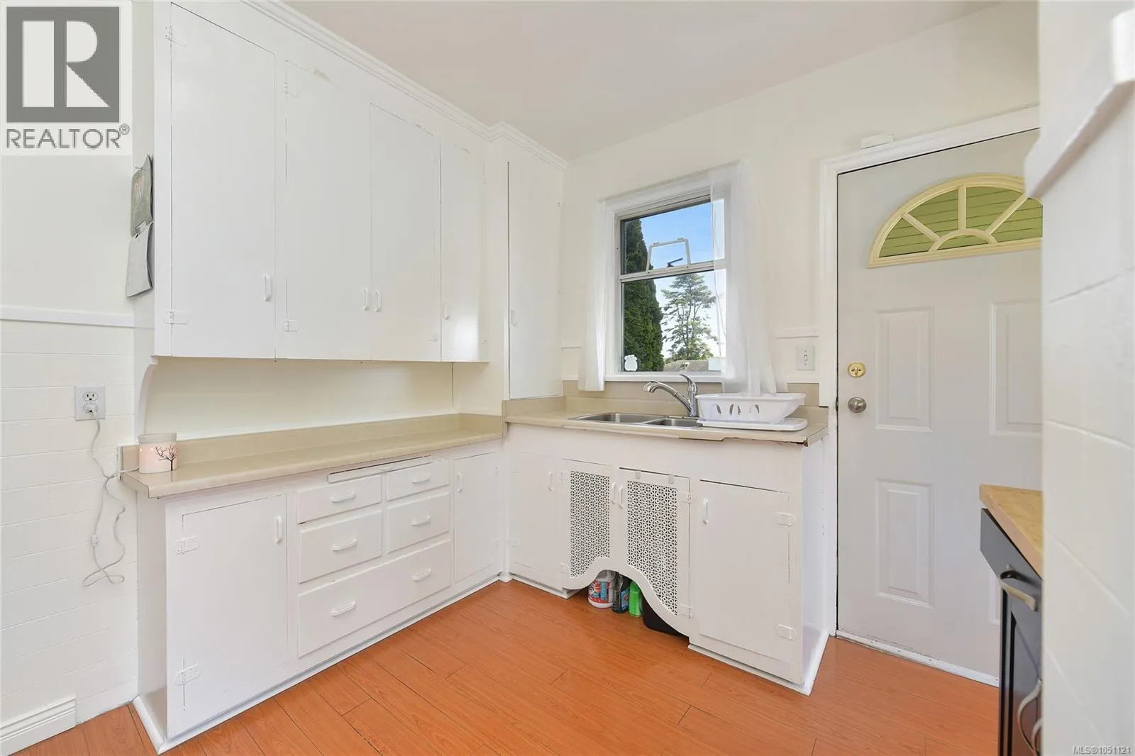 1113 Esquimalt Rd