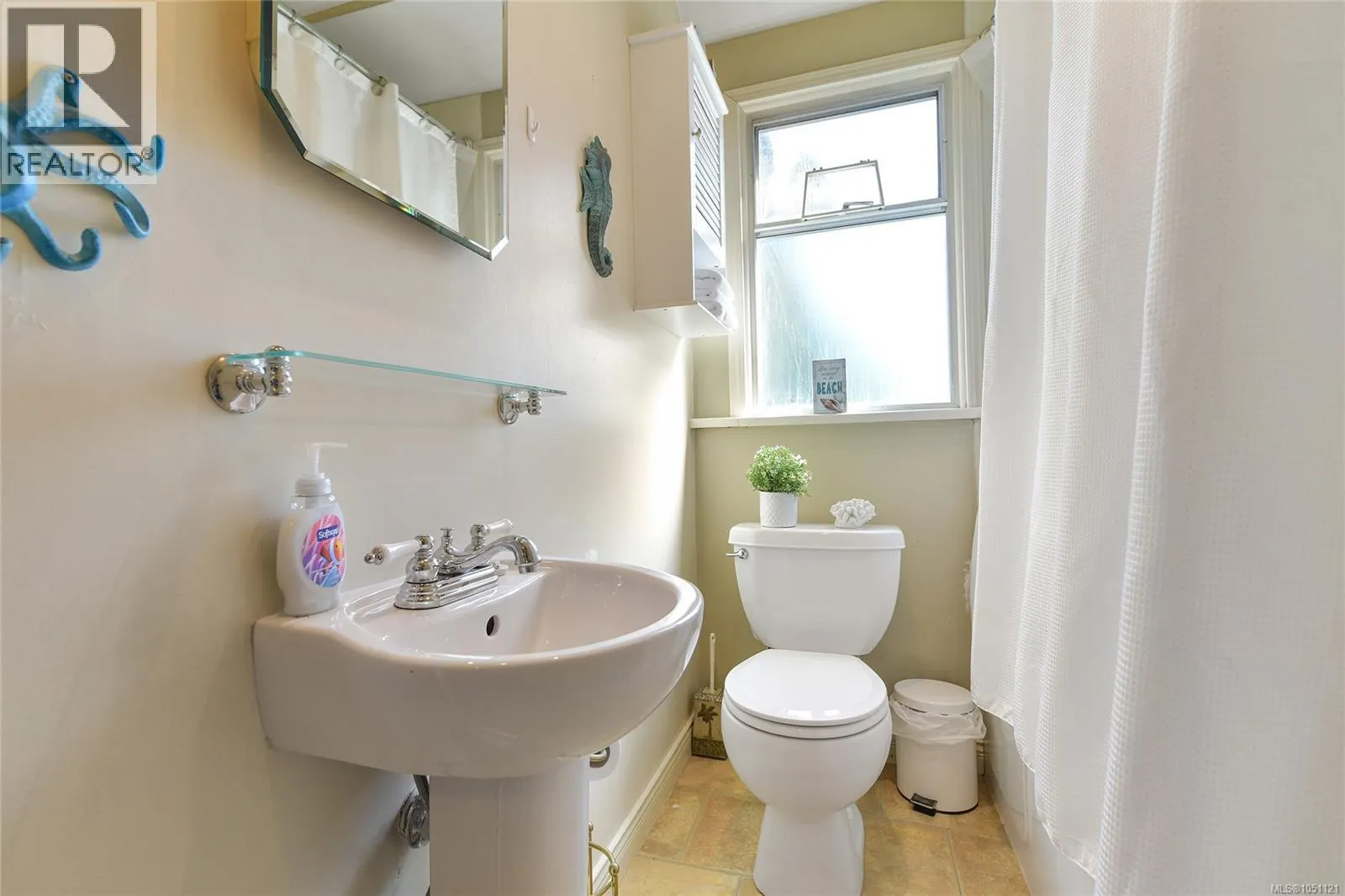 1113 Esquimalt Rd