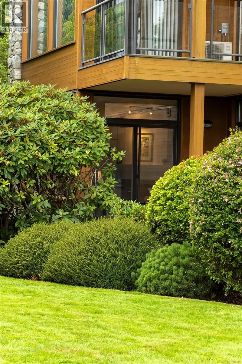 106 5329 Cordova Bay Rd