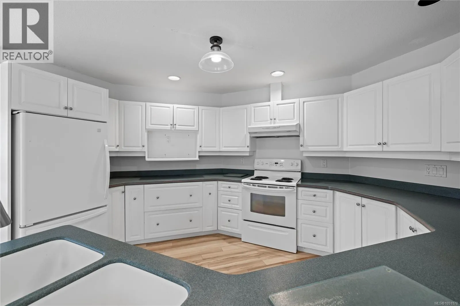 3104 Dolphin Dr