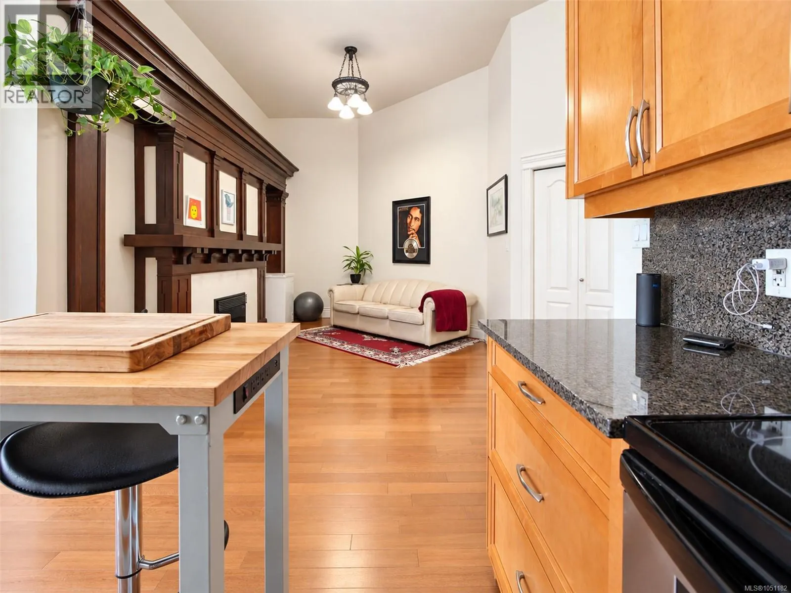 407 1602 Quadra St