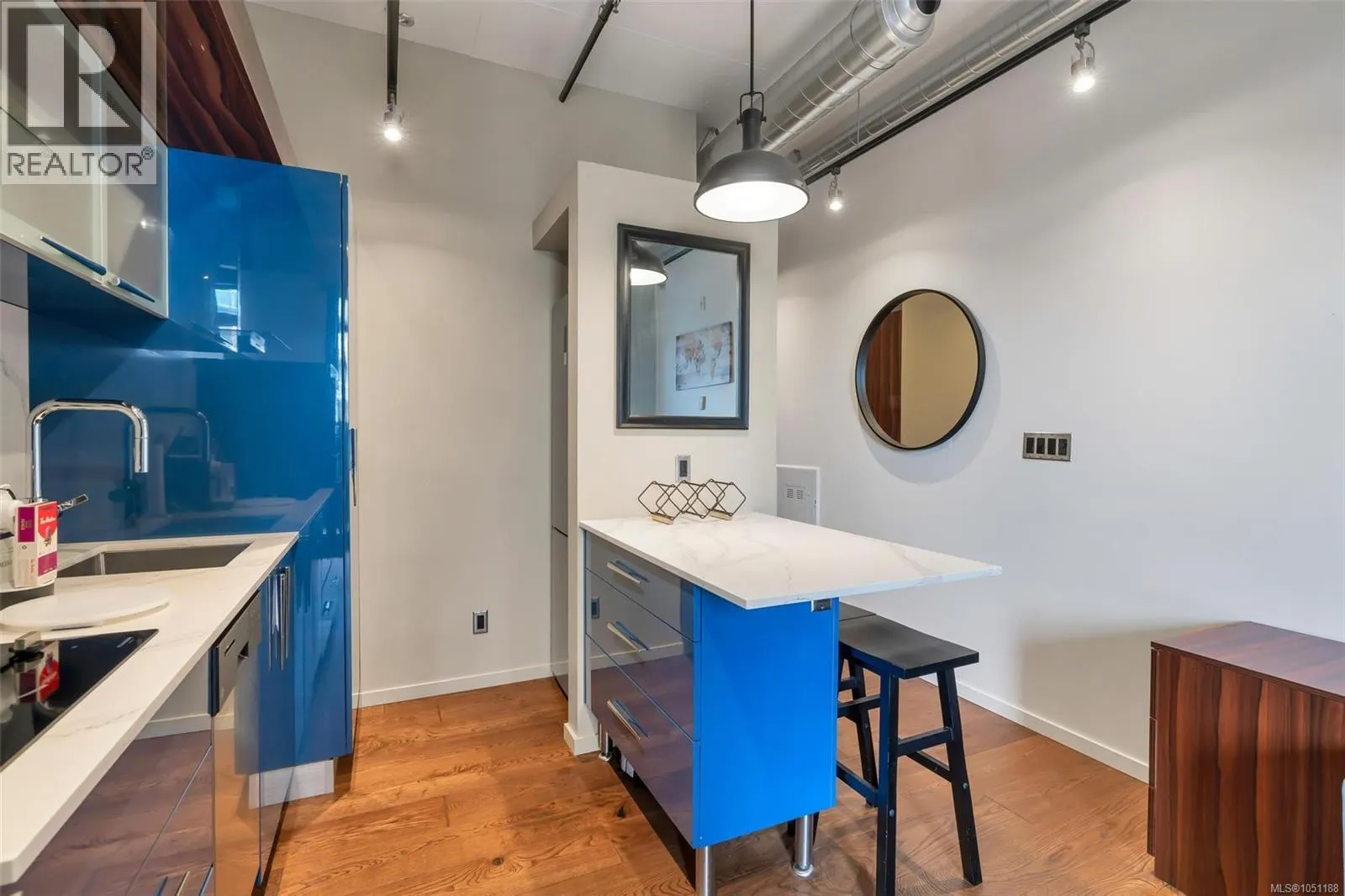 707 1029 View St