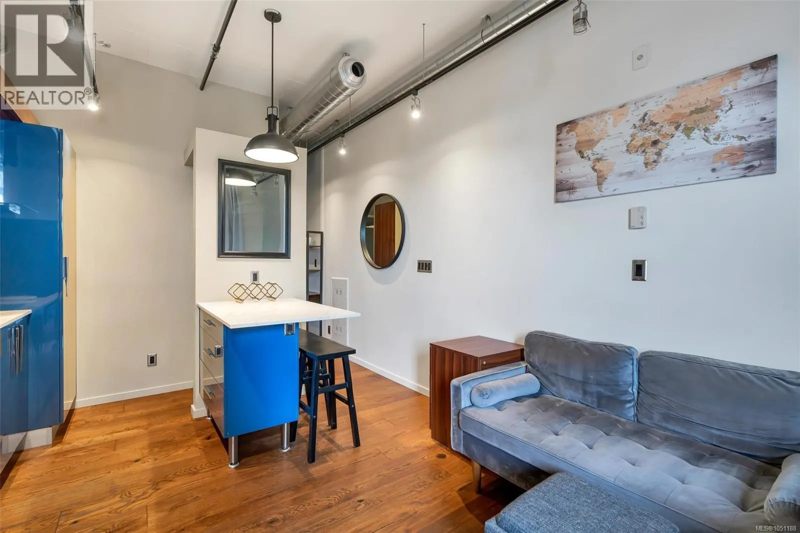 707 1029 View St