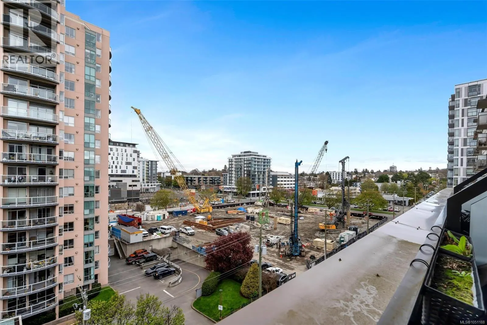 707 1029 View St