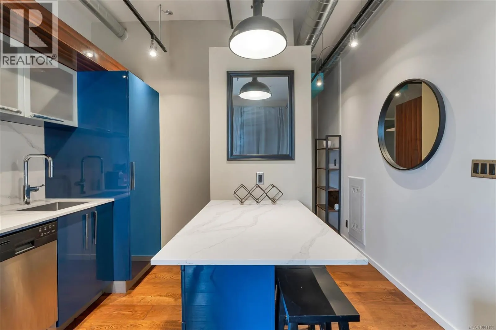 707 1029 View St