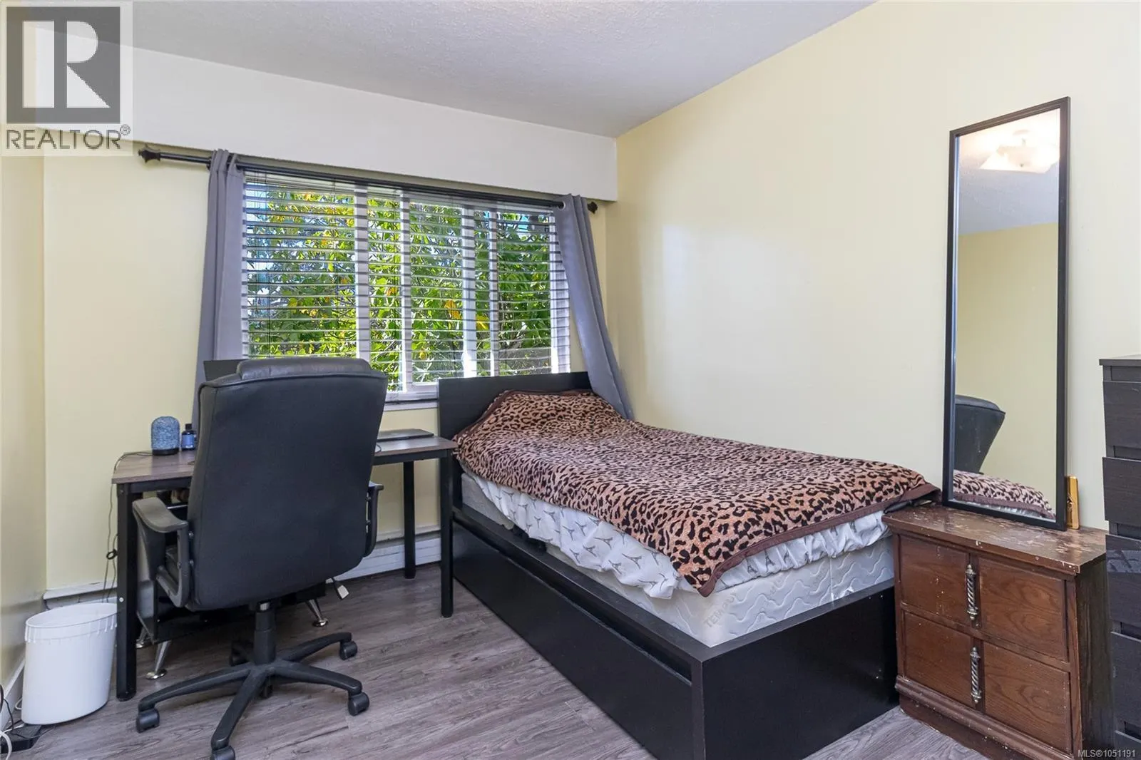 386 Burnside Rd W