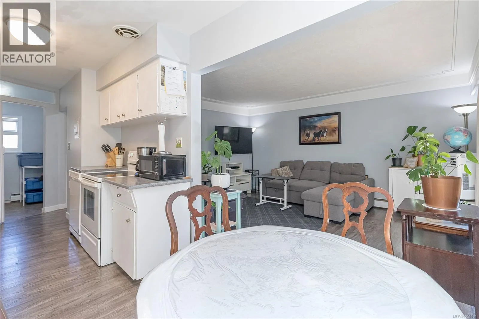 386 Burnside Rd W