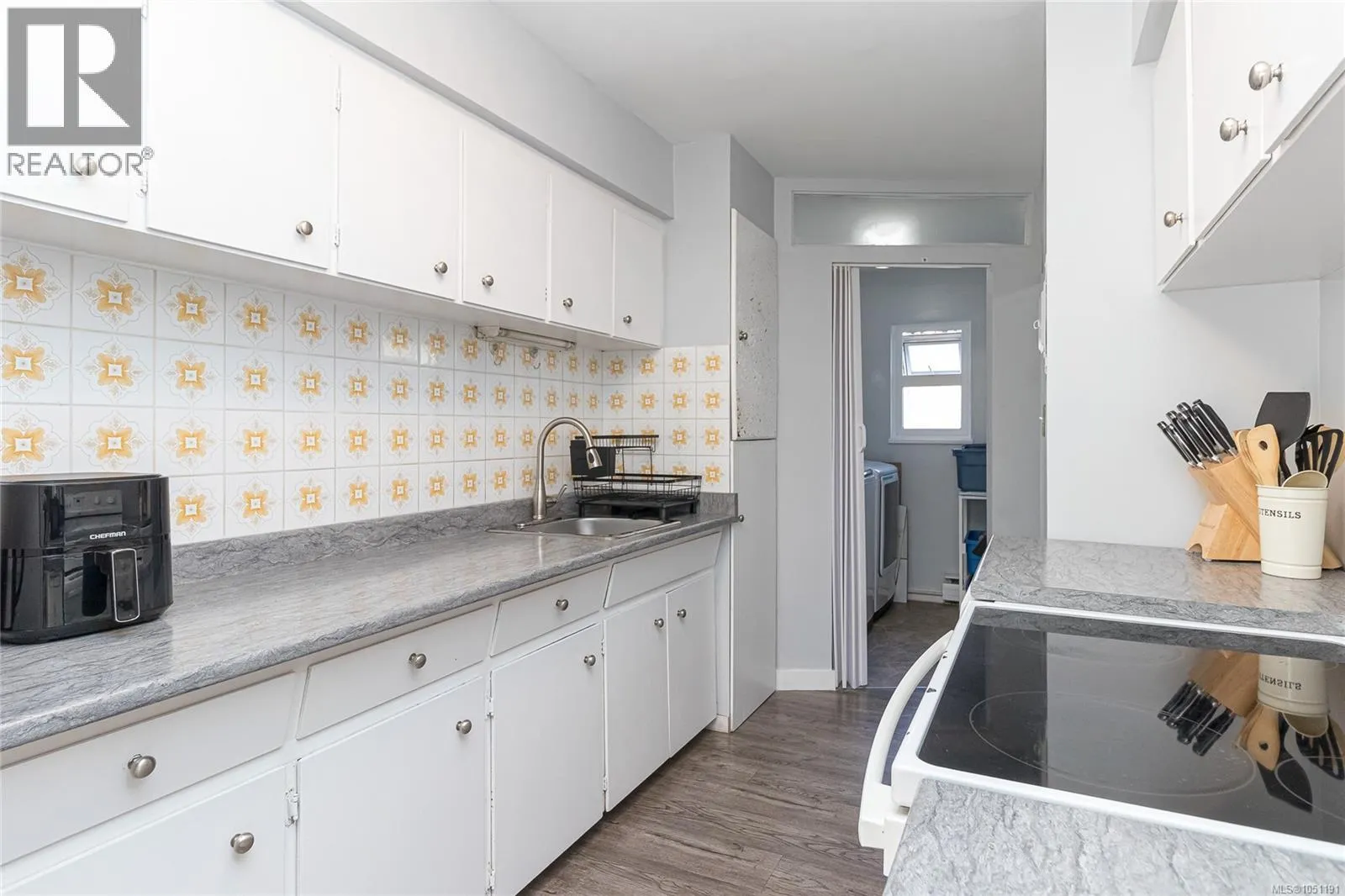 386 Burnside Rd W
