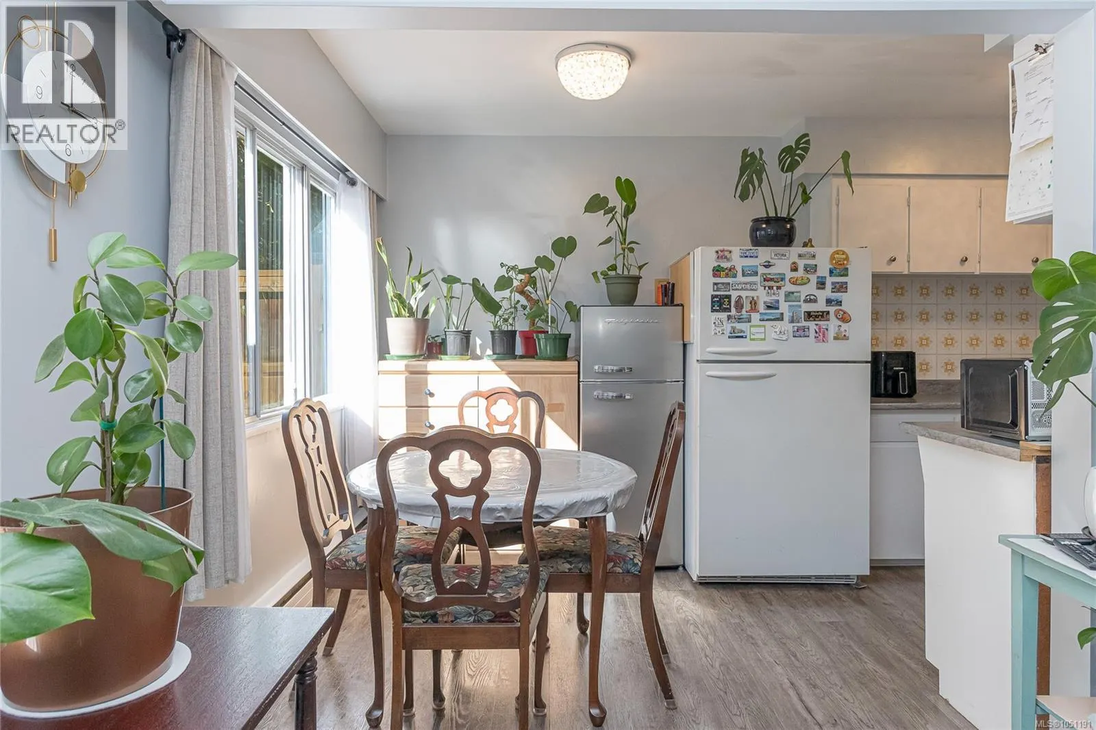 386 Burnside Rd W