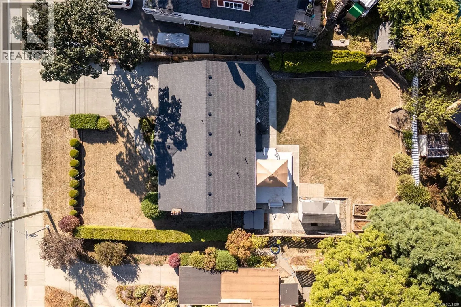 916 Burnside Rd W