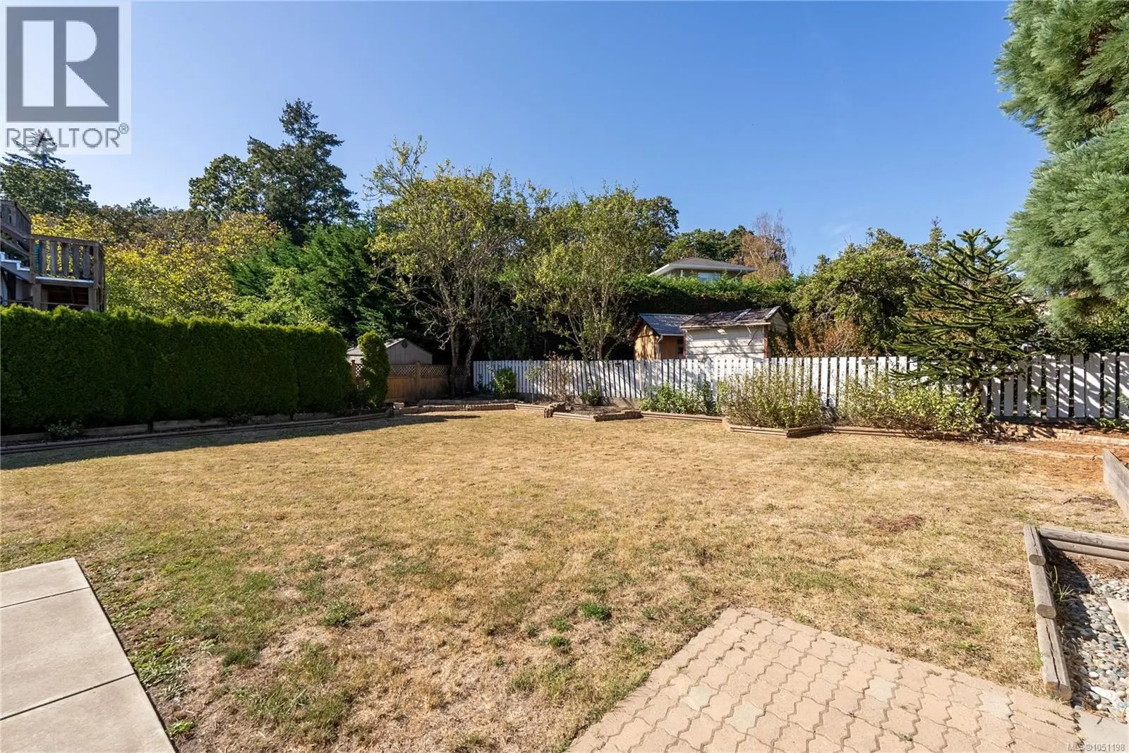 916 Burnside Rd W