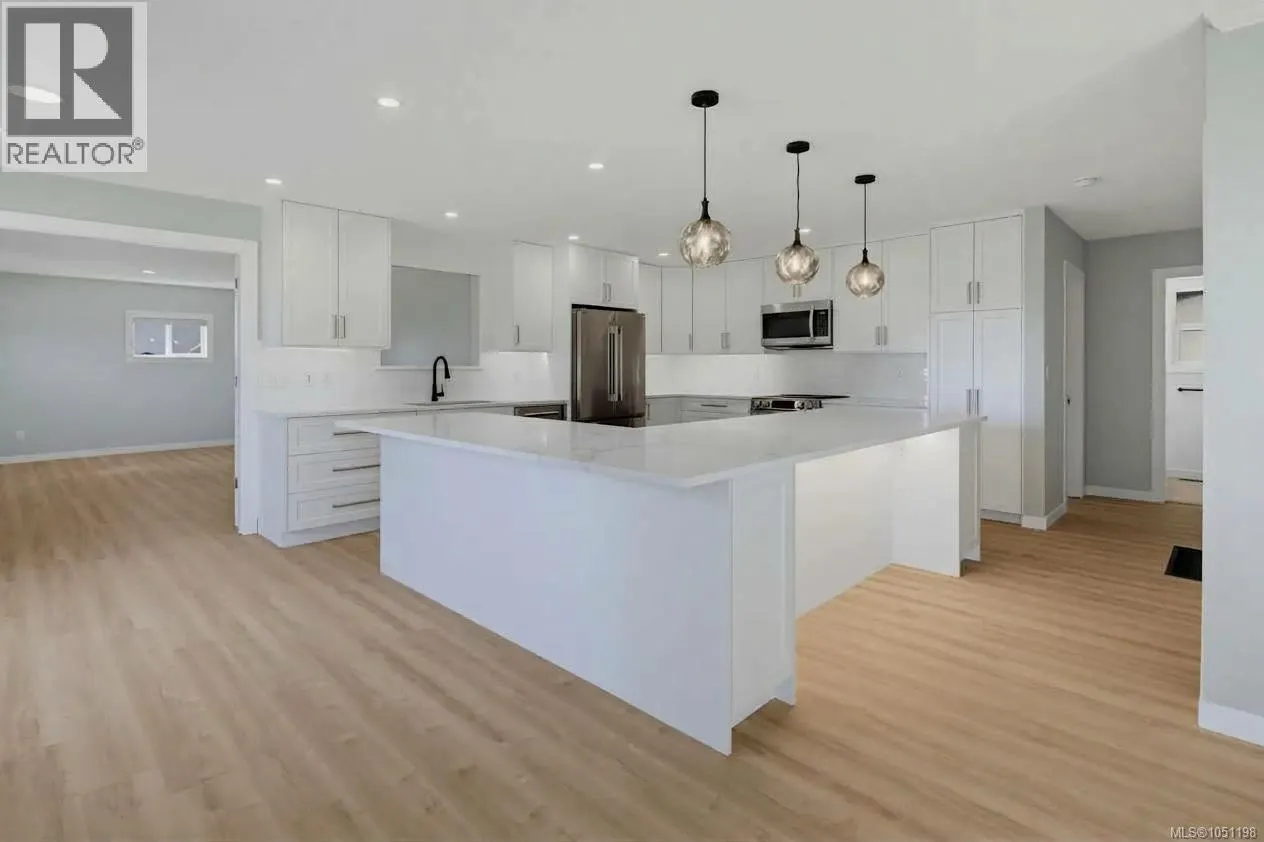 916 Burnside Rd W