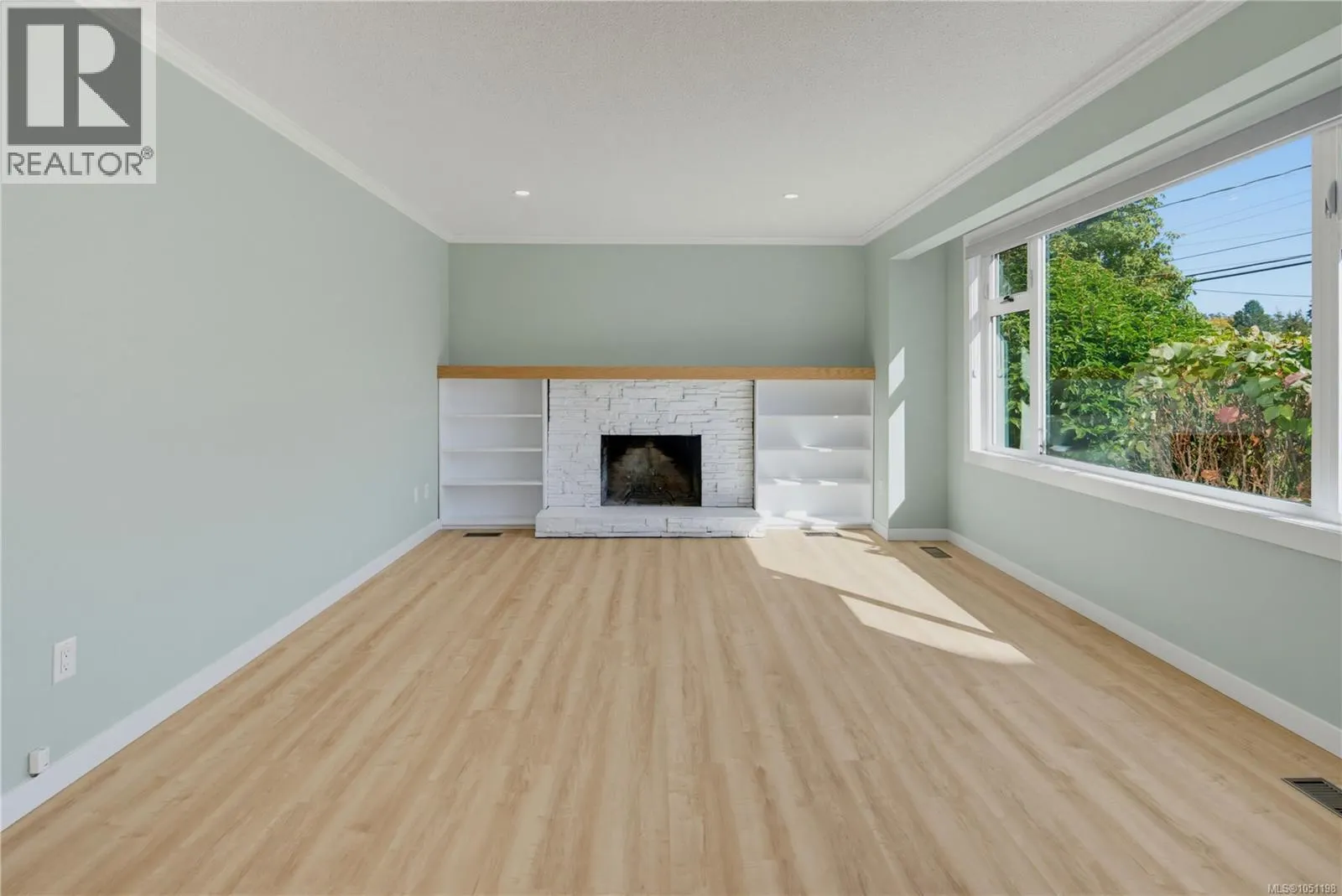 916 Burnside Rd W
