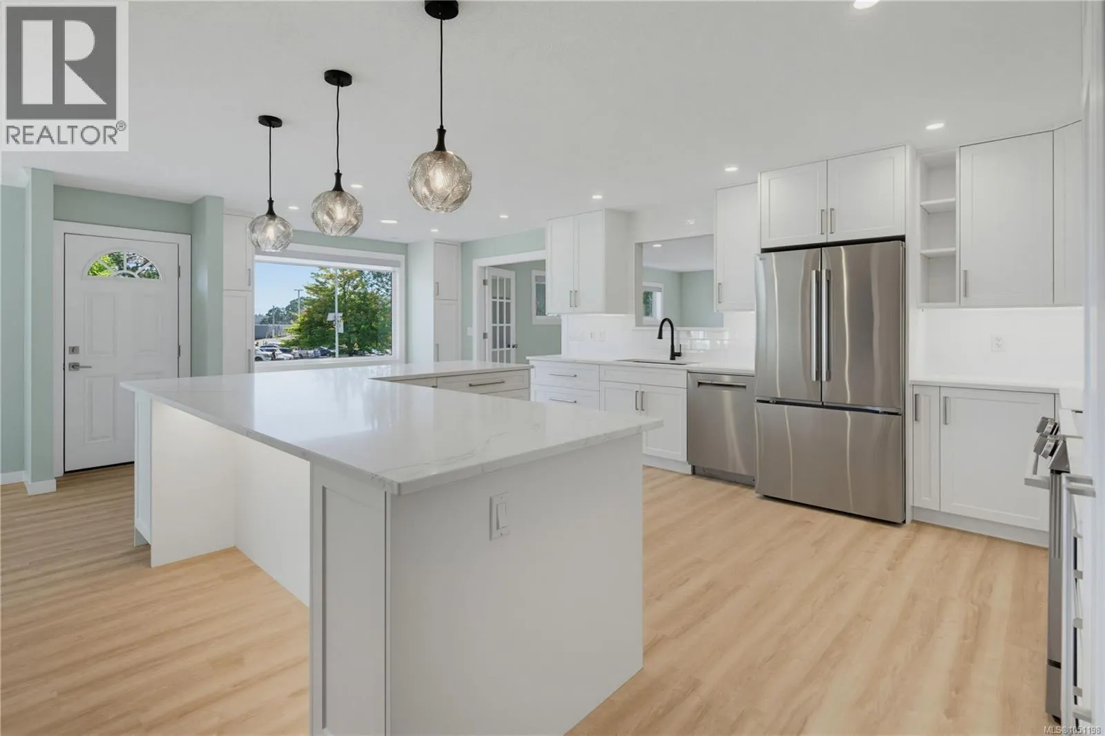 916 Burnside Rd W