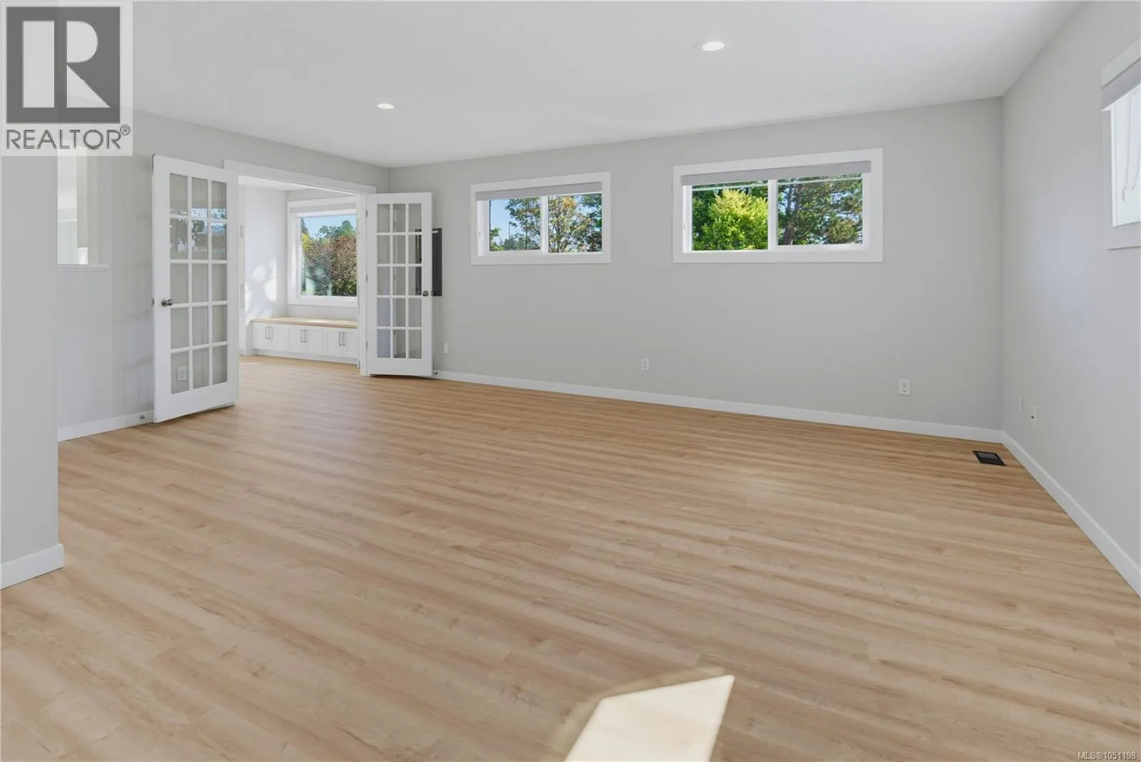 916 Burnside Rd W