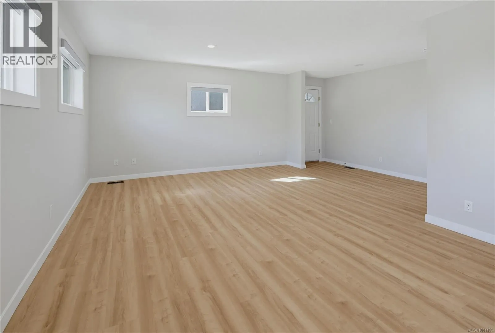 916 Burnside Rd W