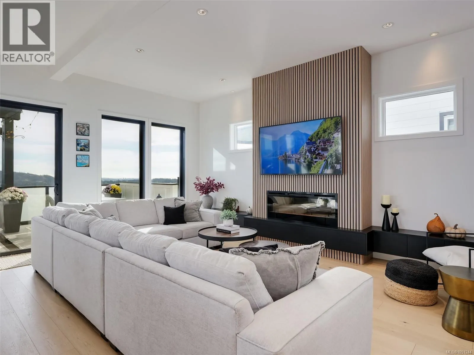 2403 Azurite Cres