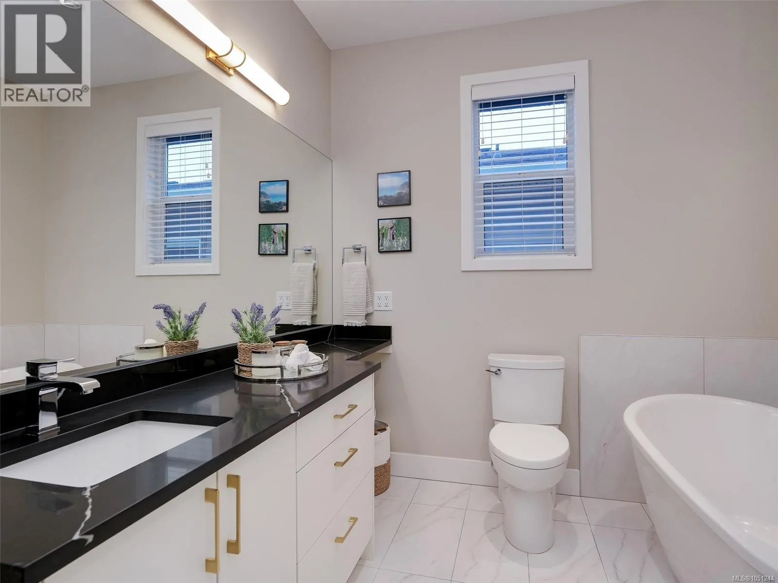 2403 Azurite Cres