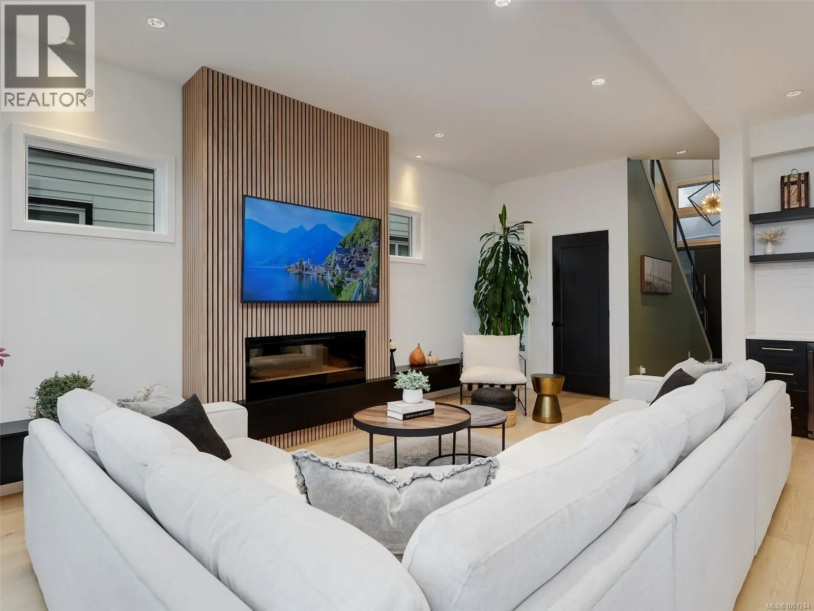 2403 Azurite Cres
