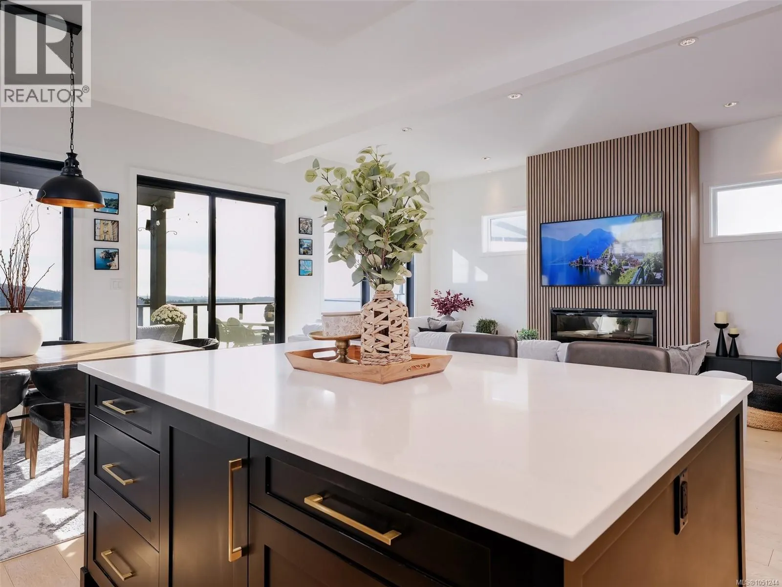 2403 Azurite Cres