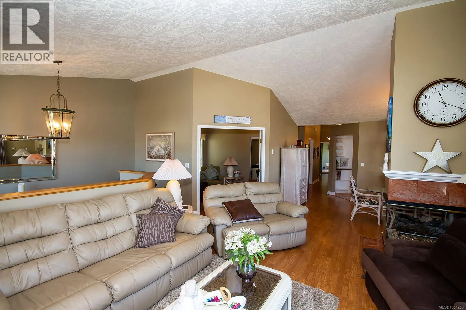 2 709 Luscombe Pl