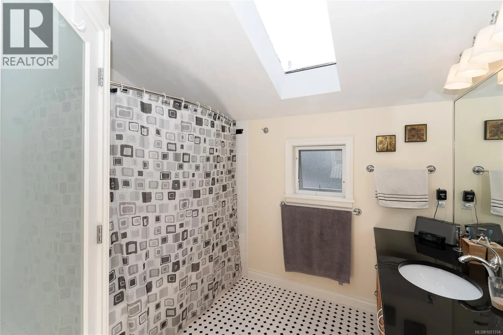 1377 Rockland Ave