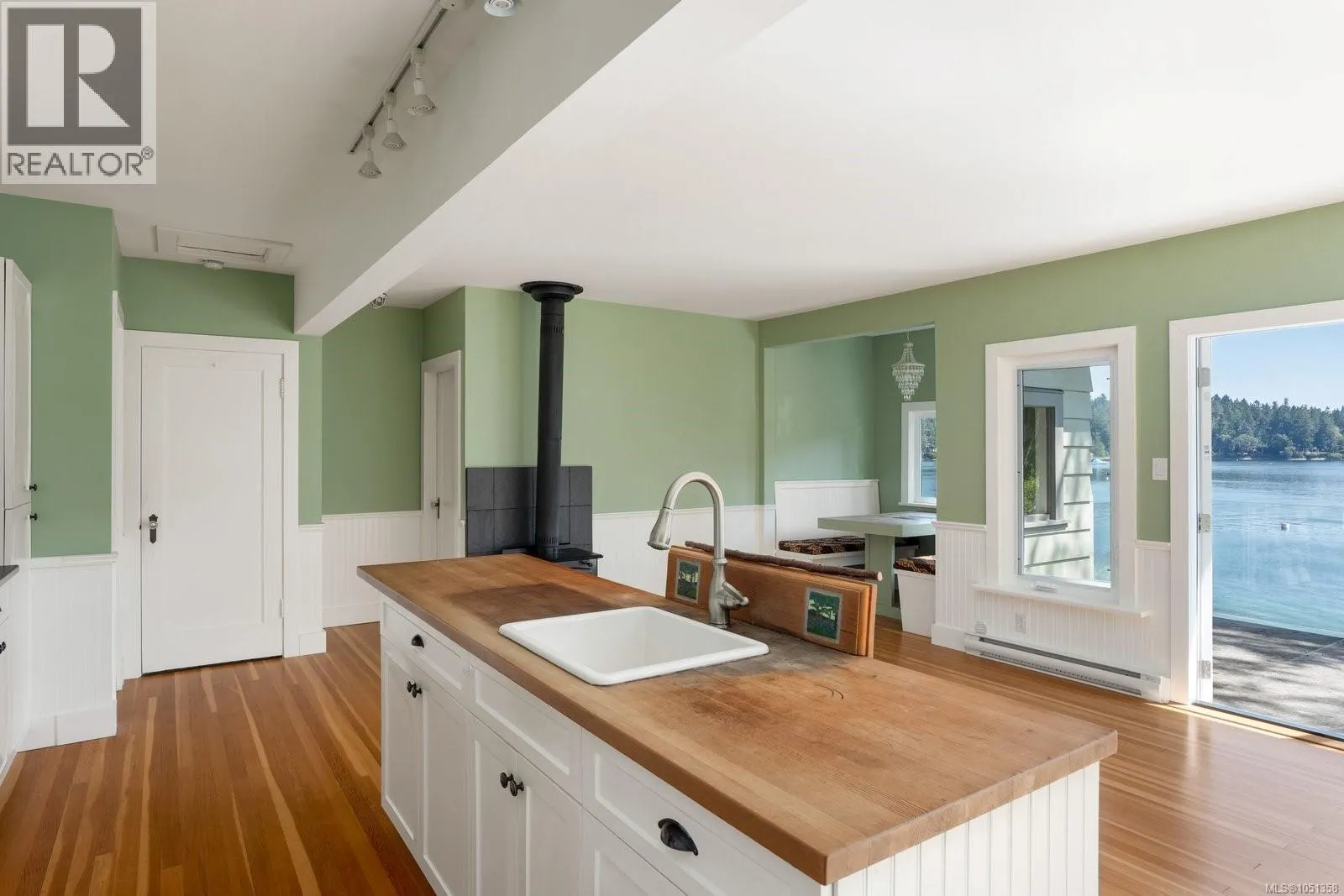 389 Moses Point Rd