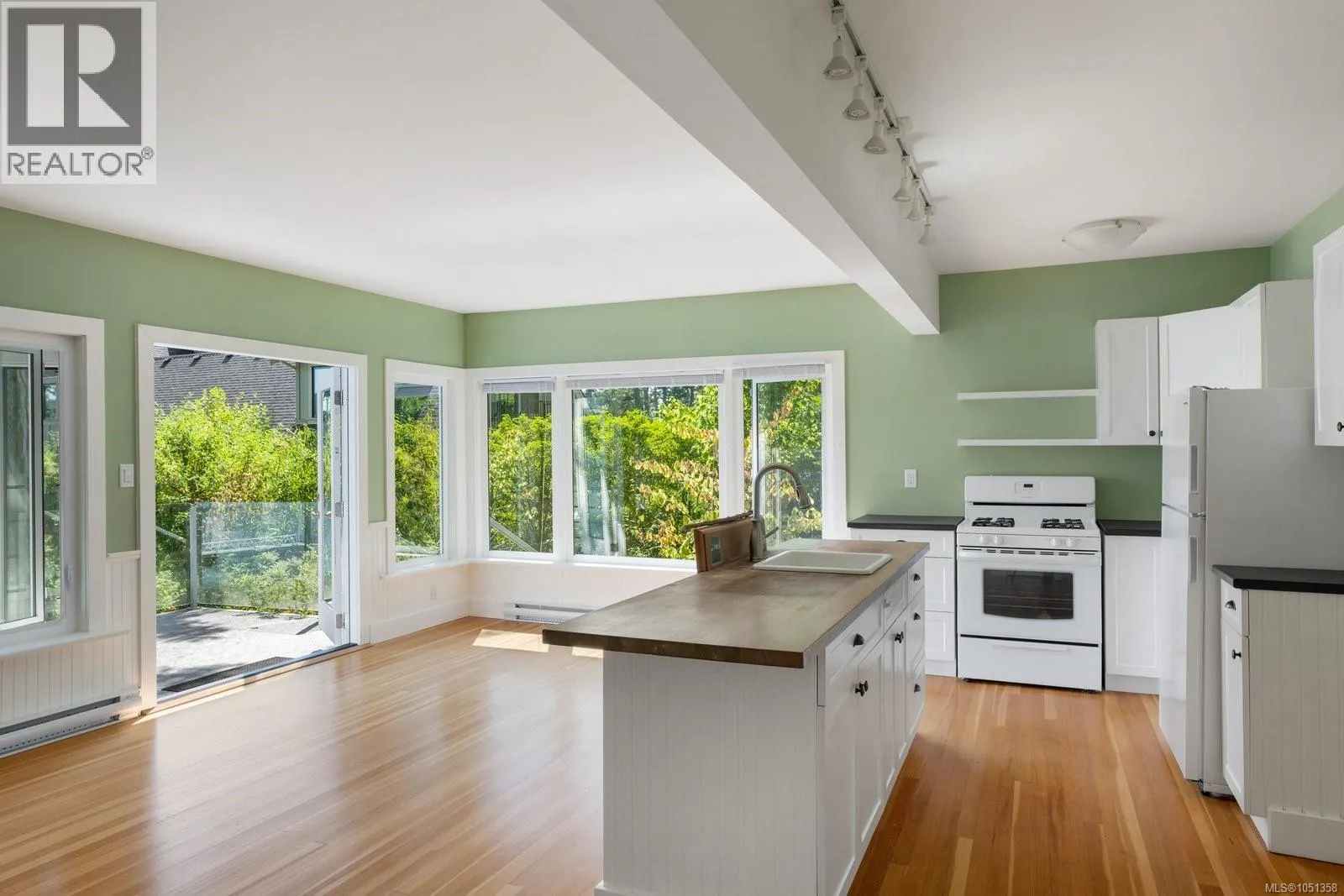 389 Moses Point Rd