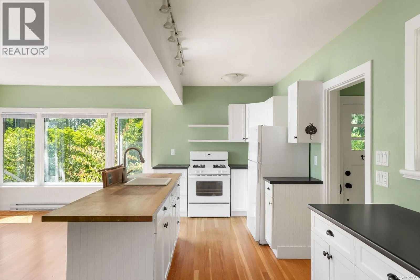 389 Moses Point Rd