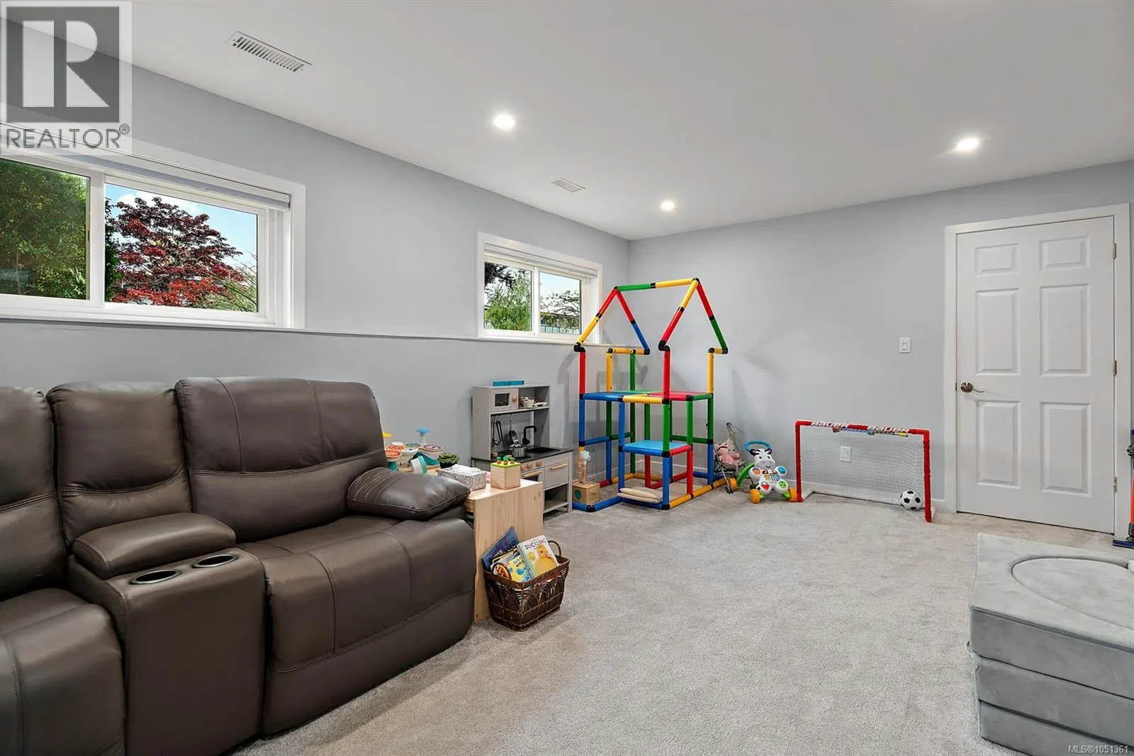 3988 Larchwood Dr
