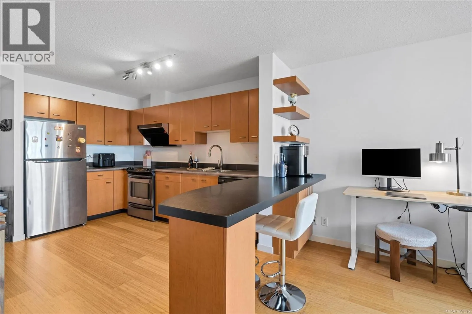 1001 751 Fairfield Rd