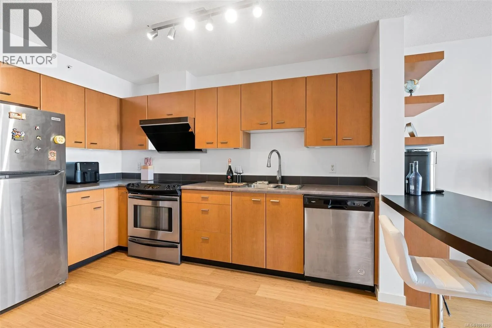 1001 751 Fairfield Rd