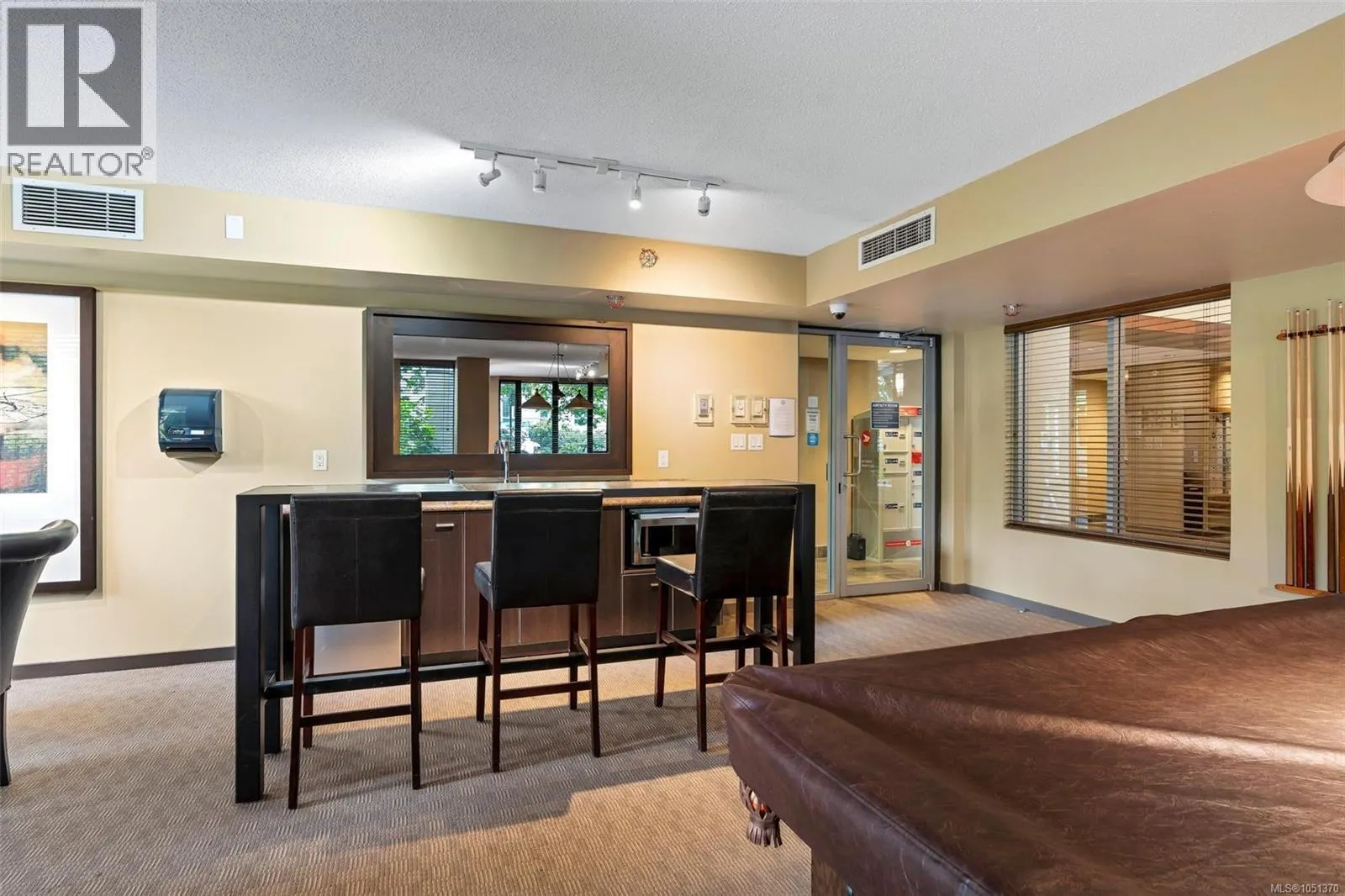 1001 751 Fairfield Rd