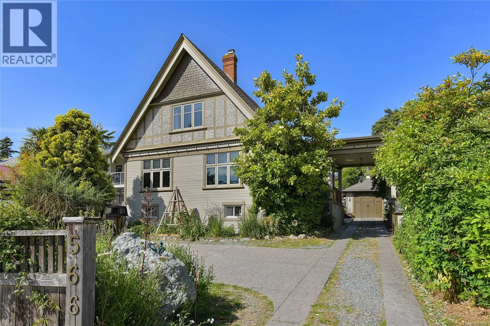 566 Gorge Rd W