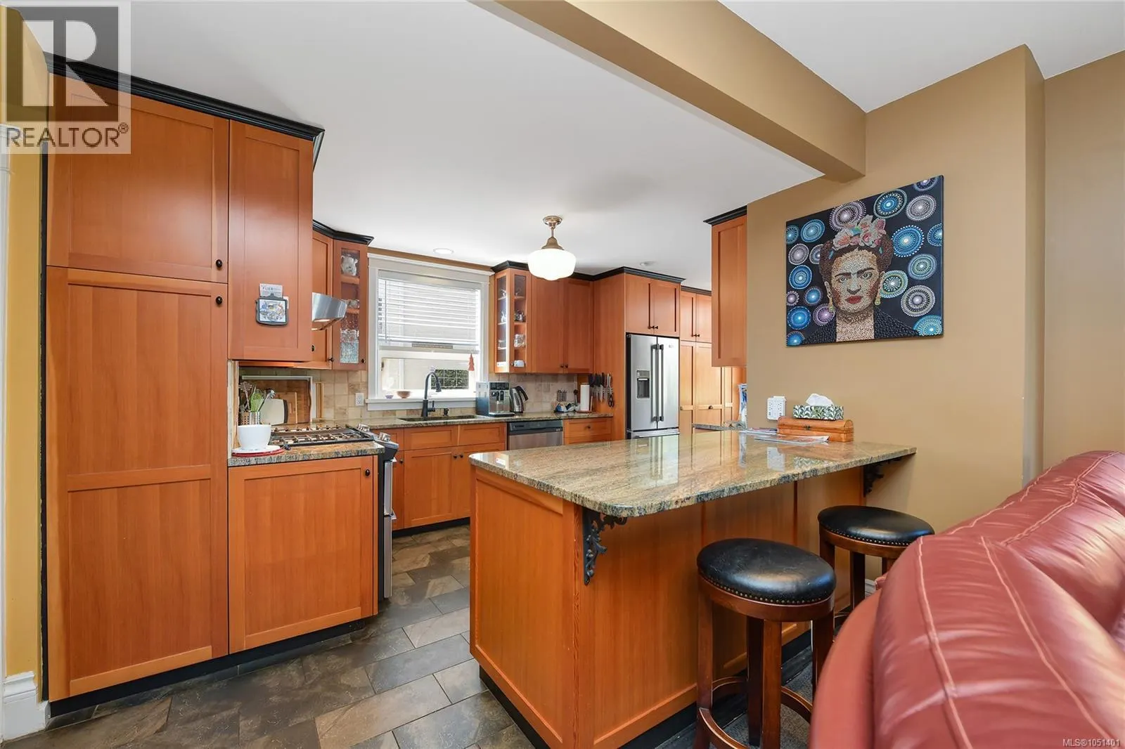 566 Gorge Rd W