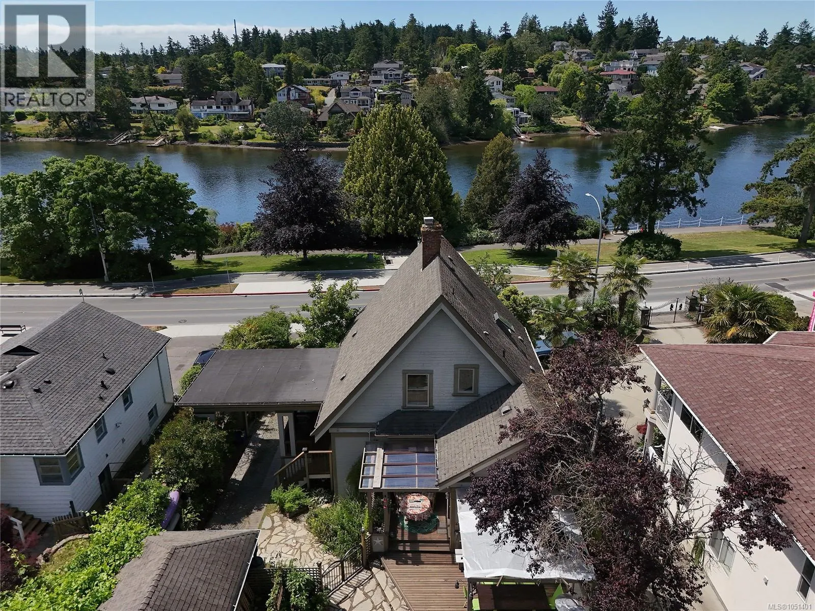 566 Gorge Rd W